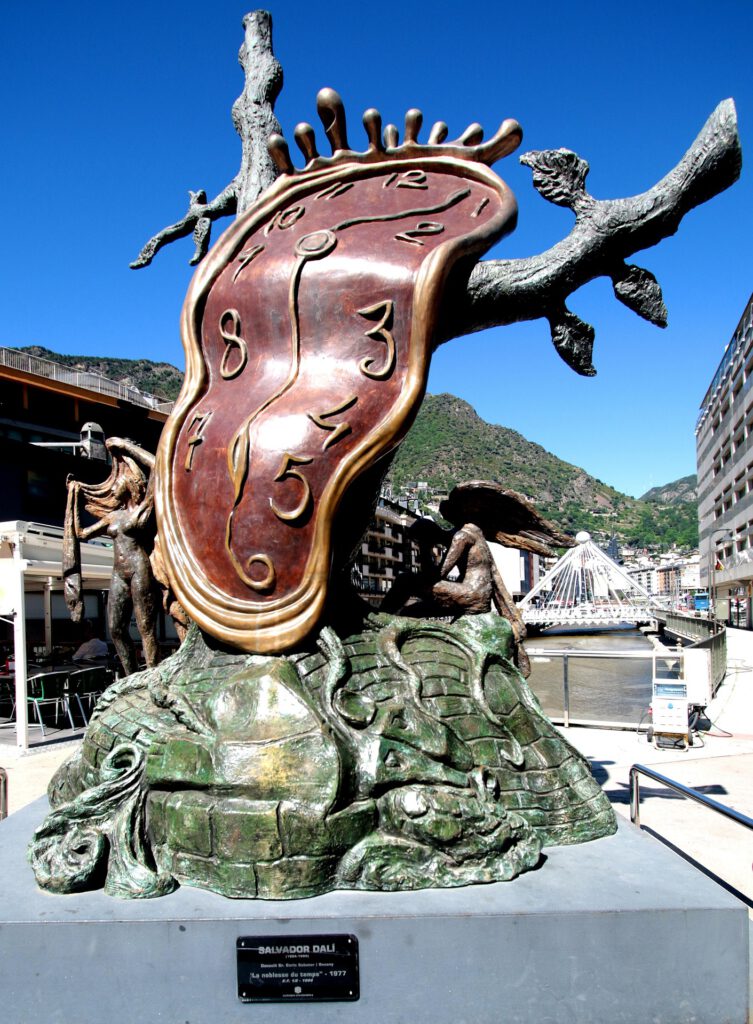 Die schmelzende Uhr von Salvador Dali in Andorra la Vella, Andorra